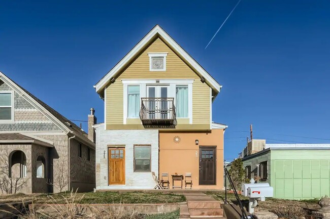 Building Photo - 973 Galapago St