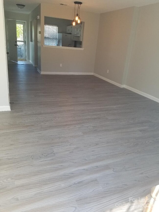 Building Photo - 8236 Golf Ridge Dr