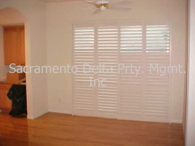 Building Photo - Beautiful Single Story Home in Highly Desi...