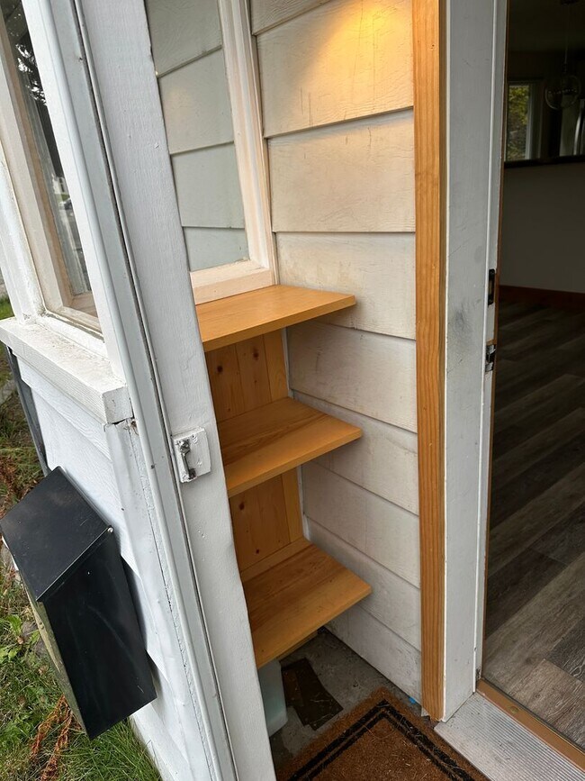 Foto del edificio - 6 month or 18 month lease offered for remodeled house