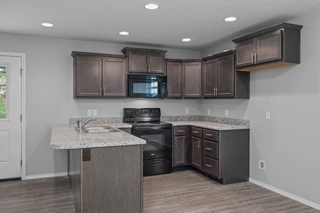 Building Photo - Willard 3 Bedroom Rental Home with fenced ...