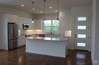 Building Photo - 828 Oak Ln
