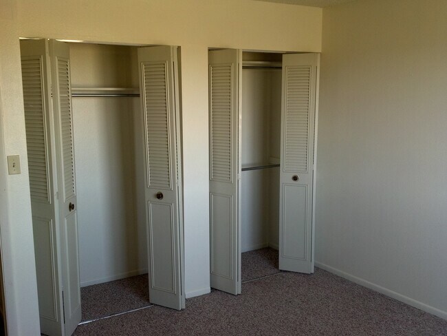 Foto del edificio - Widefield side entry bi-level home.