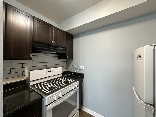 Building Photo - 9620 Ivanhoe Ave