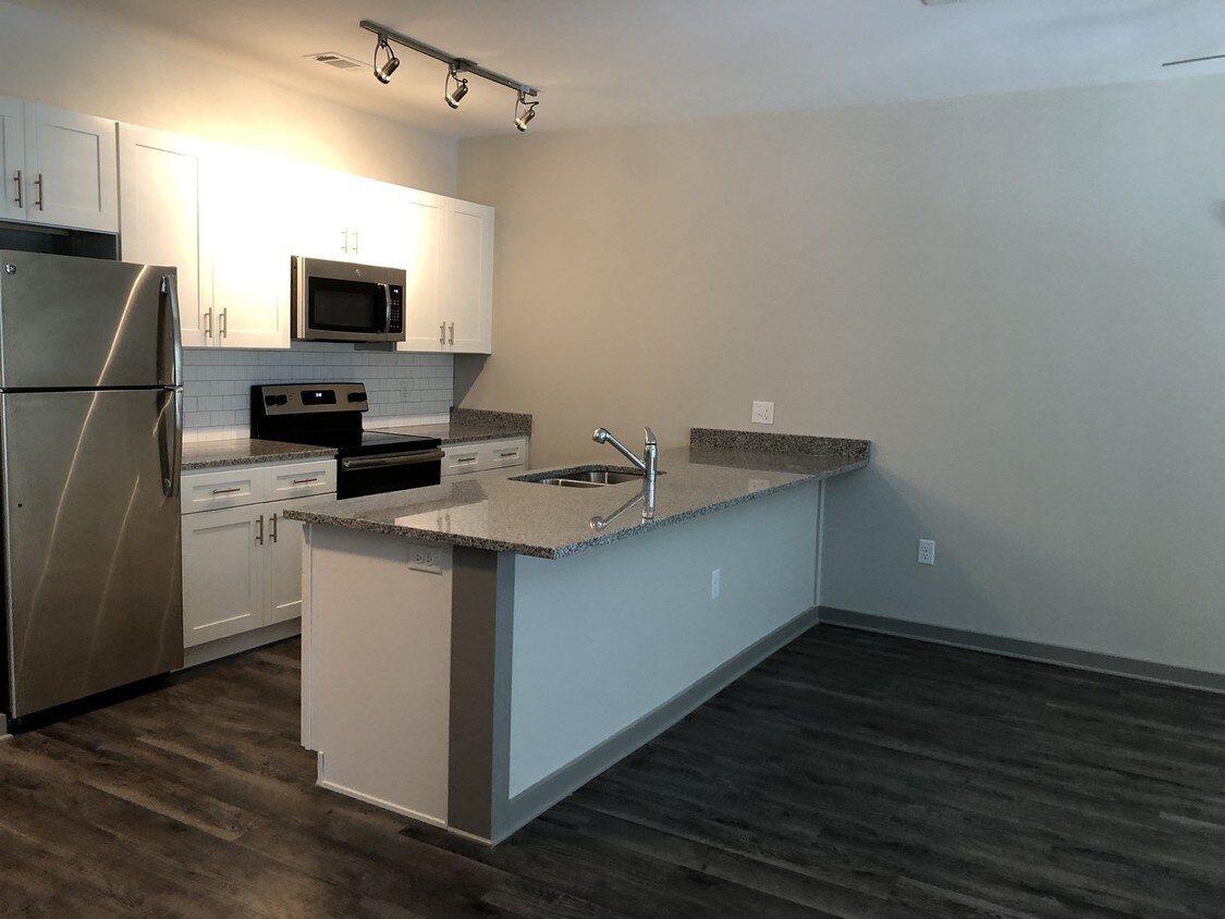 Kitchen - 782 Riverfront Pkwy