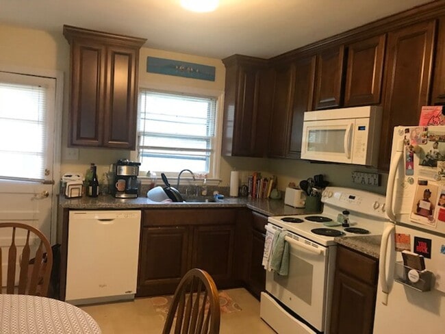 Building Photo - Cute duplex convenient to UNC and Hospitals!