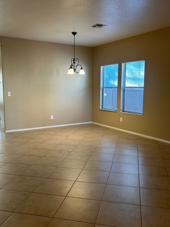 Building Photo - Charming 3-bedroom, 2-bathroom Oro Valley ...