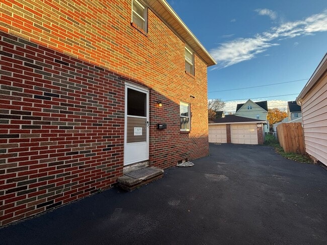 Building Photo - 226 E Chestnut St