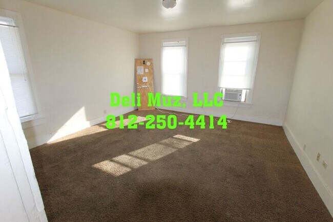 Foto del edificio - One Bed, One Bath Upstairs in a Duplex