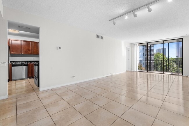 Building Photo - 3401 N Country Club Dr