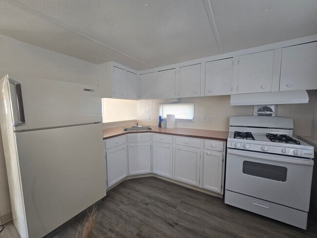 Building Photo - 2 bed 1 bath Home *Section 8 Welcome*