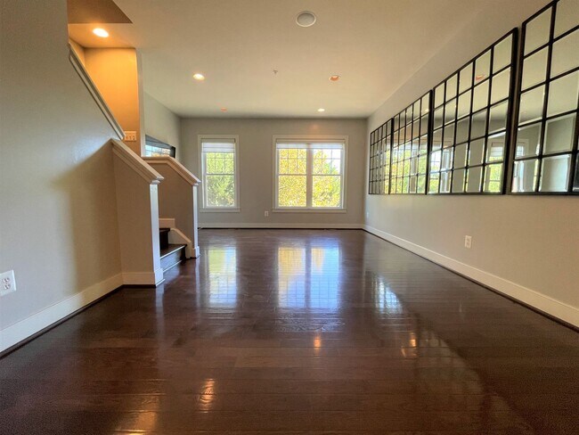 Building Photo - Lovely 3 BR/3.5 BA Townhome in Brookline!