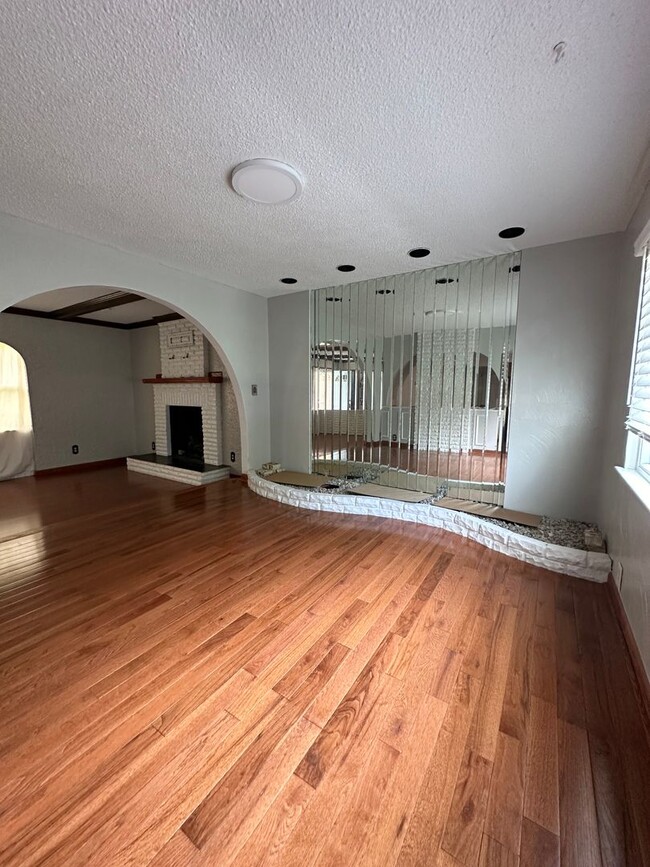 Building Photo - Pembroke Manor-4 bedroom 2.5 bath Single f...