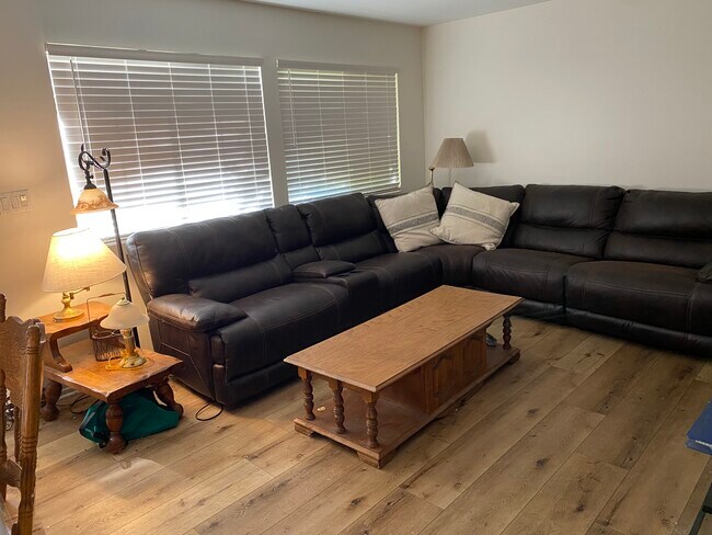 Foto del edificio - 10666 Yarmouth Ave