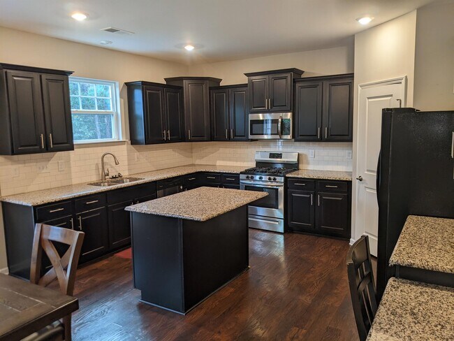 Building Photo - 422 Holly Blossom Dr