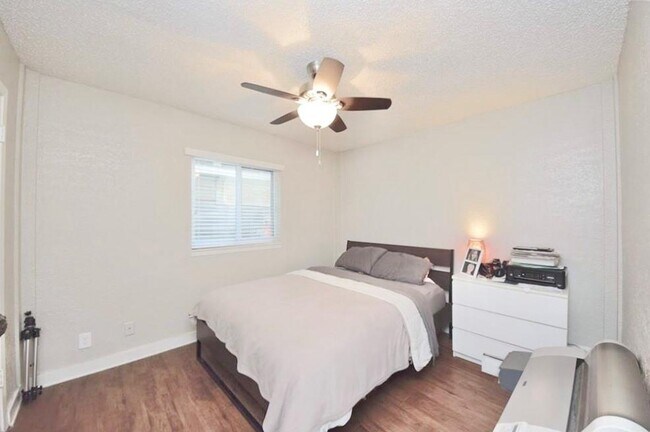 Foto del edificio - 2401 Manor Rd