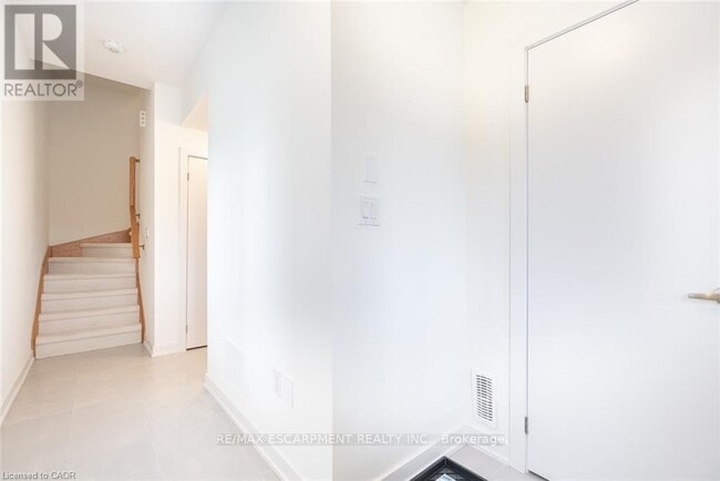 Photo du bâtiment - 590 N Service Rd