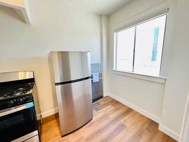 Foto del edificio - REDUCED REDUCED REDUCED:  Spacious studio ...