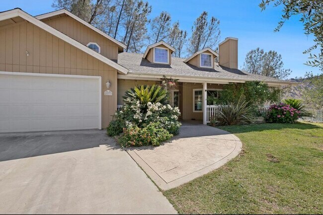Building Photo - 28737 Sulphur Springs Dr