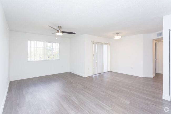 Foto del interior - Doral Terrace Apartments - 4-5 Year Wait List