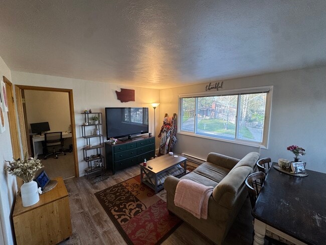 Building Photo - 1337 NW Hall Dr