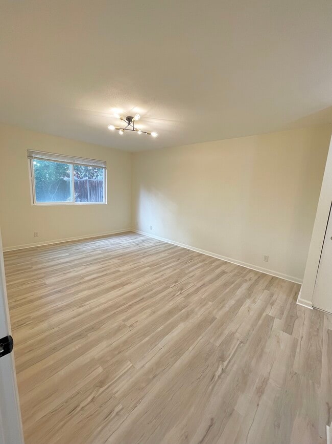 Master Bedroom - 7189 Arbeau Dr