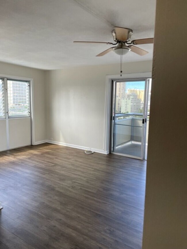 Foto del edificio - Ala Wai Cove- 2 Bed, 1 Bath with 1 assigne...