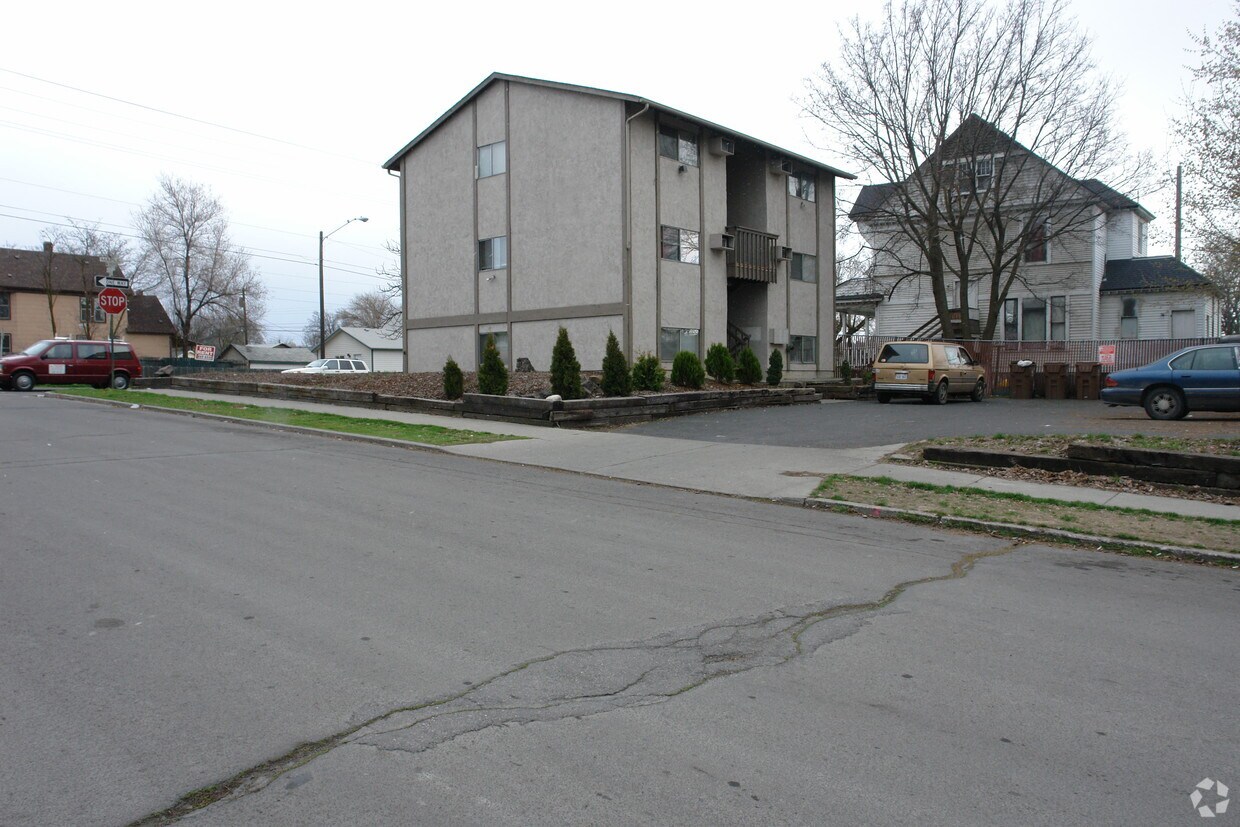 Building Photo - 1521 N Maple St