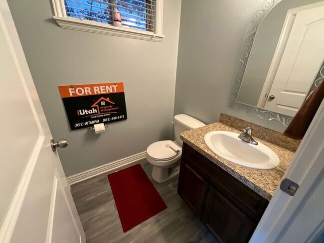 Building Photo - 3 bedroom 2 1/2 Bath Townhouse- Partially ...
