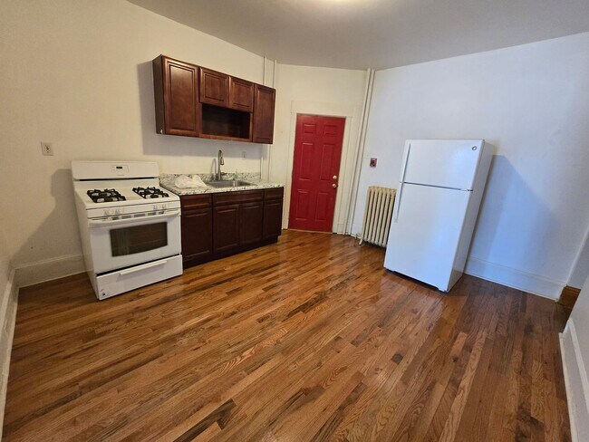 Building Photo - 2 bed 1 bath with W/D in unit