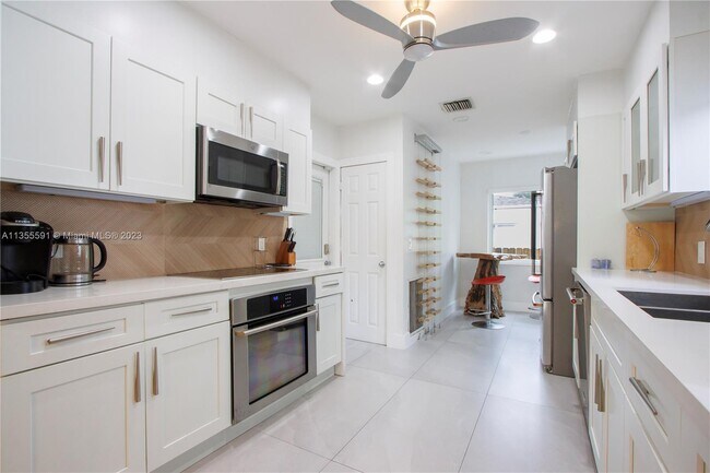Foto del edificio - 213 NE 43rd St
