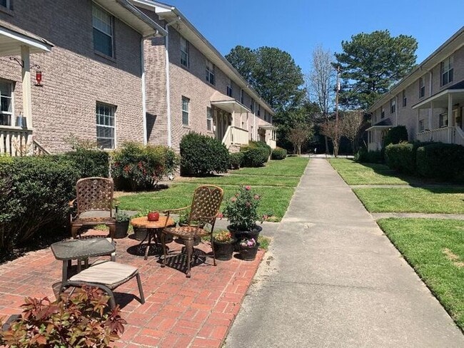Building Photo - 2x1 w/ Hardwoods in Peachtree Hills Neighb...