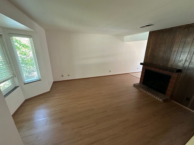 Foto del edificio - 2 Bed 1.5 Bath W/ Garage In Walnut Creek