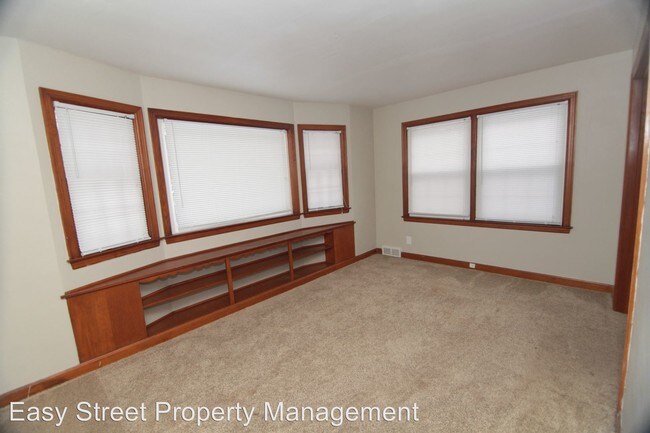 Building Photo - 3 br, 1.5 bath House - 26 Woodley Rd.