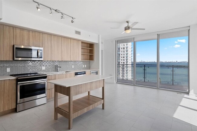 Building Photo - 2150 N Bayshore Dr