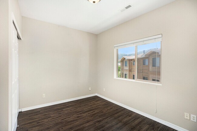 Building Photo - 2 bedroom Townhome near Bear Creek Park
