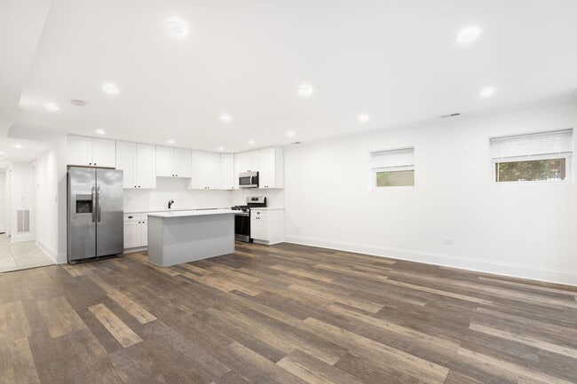 Building Photo - 7314 N Claremont Ave
