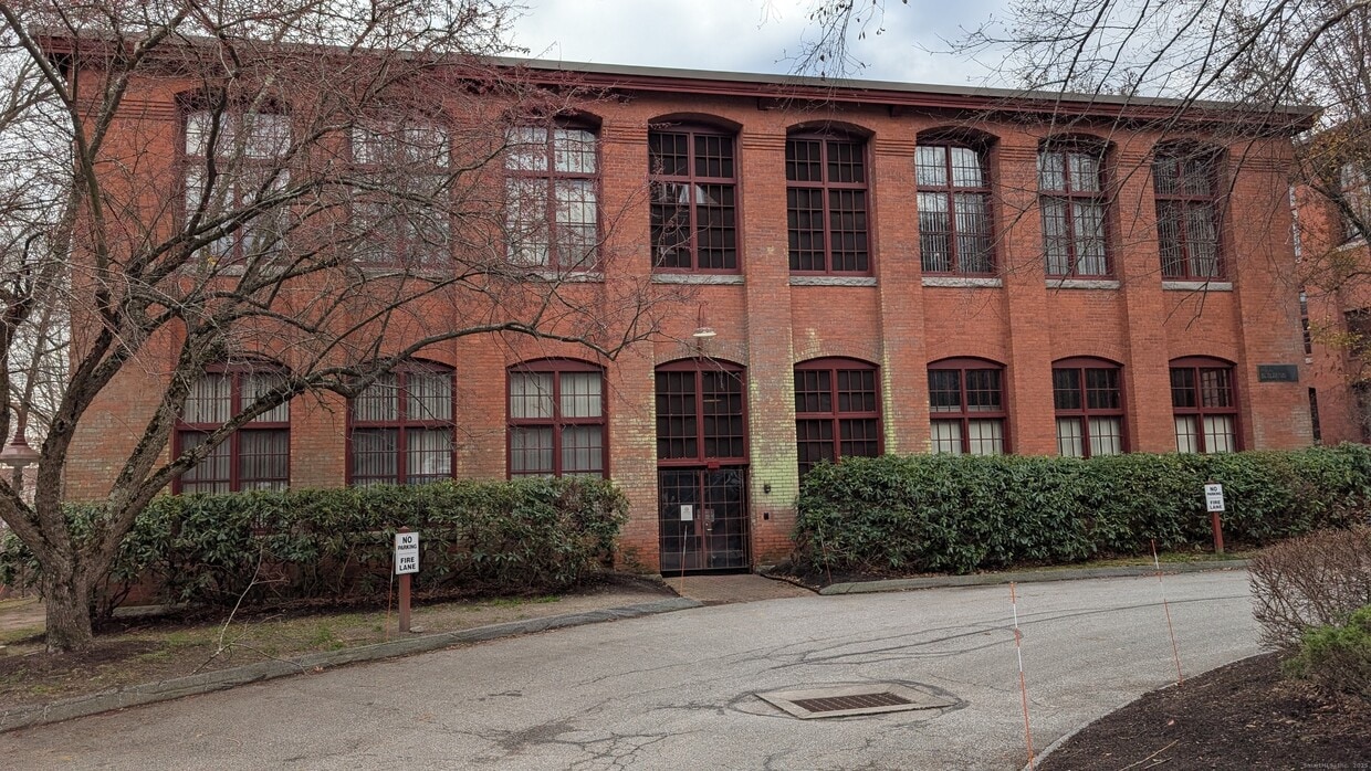 Foto principal - 839 Main St