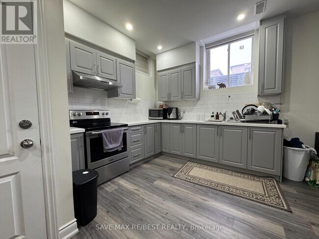 Building Photo - 118 Jura Cres