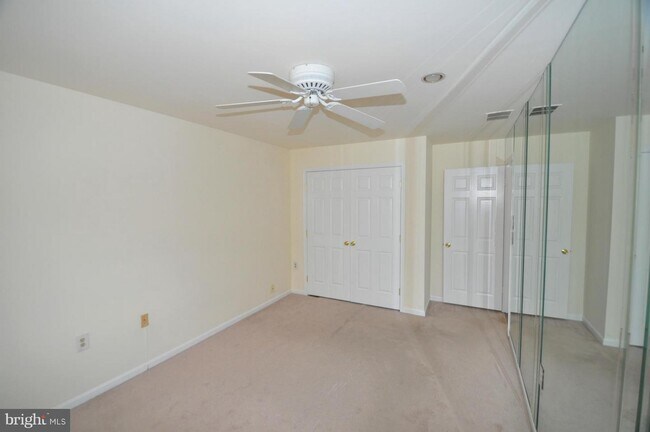 Building Photo - 9025 N Laurel Rd