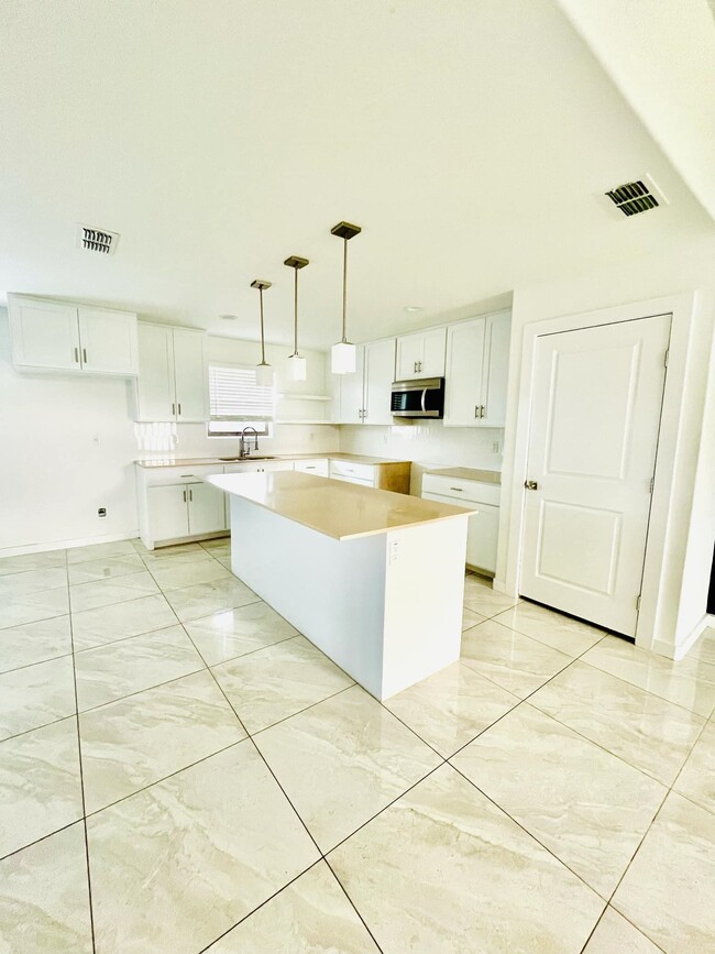 Building Photo - 403 Graneros Ave