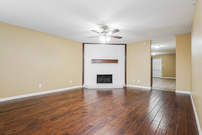 Building Photo - 4209 Glen Pines Dr