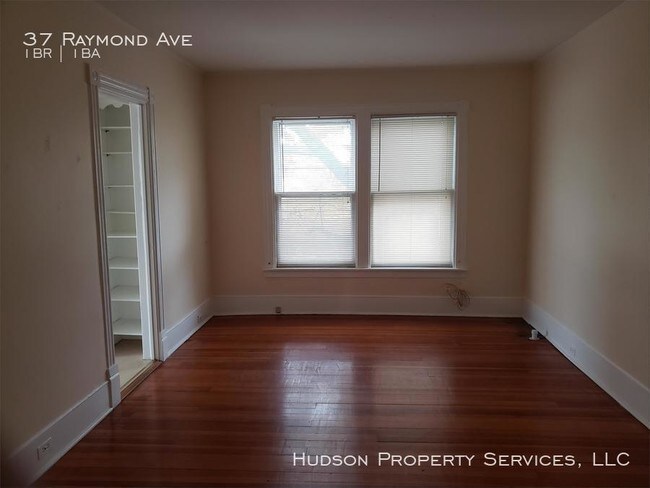 Foto del edificio - 37 Raymond Ave