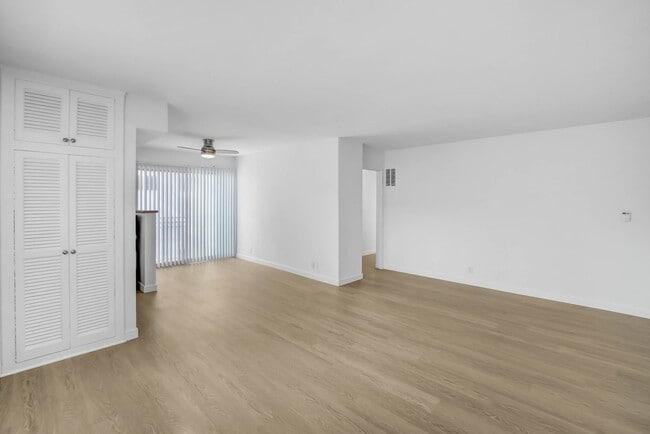 Building Photo - 744 S Windsor Blvd