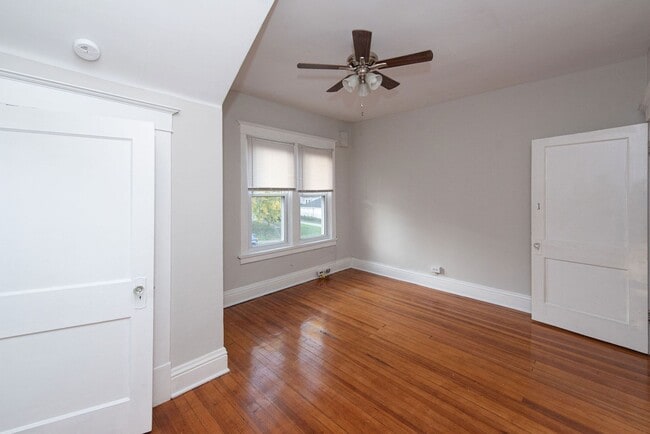 Foto del edificio - NORWOOD-  UNIT #1, 2+ bedroom 1.5 BATH W/ GARAGE /OVERSIZED YARD/DECK