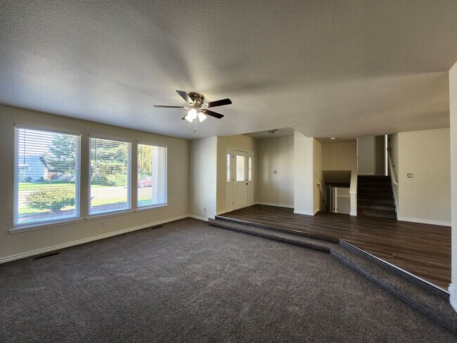 Foto del edificio - Beautiful Tri Level Home w/RV or Trailer P...