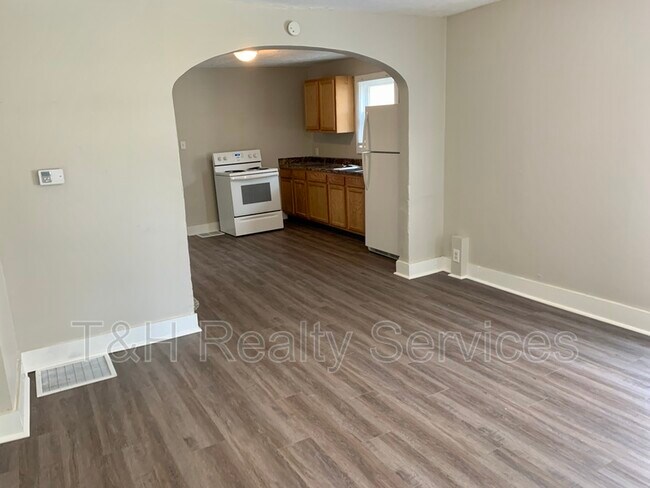 Building Photo - 3723 N Kenwood Ave