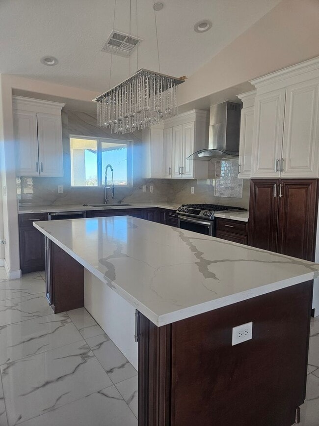 Building Photo - STUNNING CUSTOM APPLE VALLEY HOME