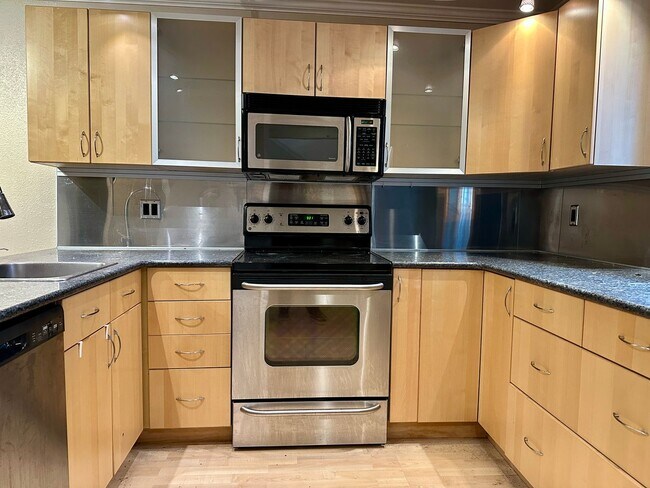 Foto del edificio - Two Story Condo in Downtown Bellevue