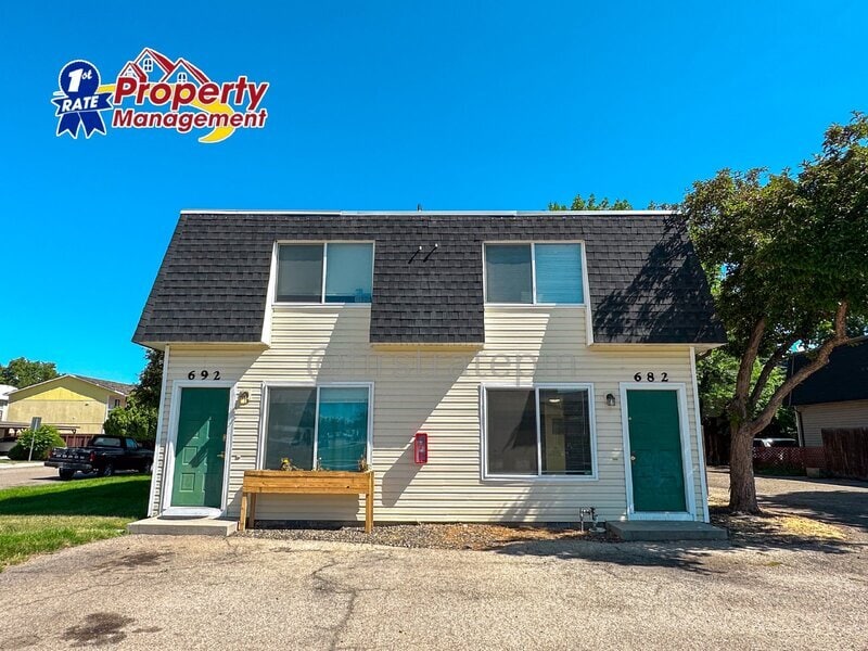 Primary Photo - 682 W Idaho Ave